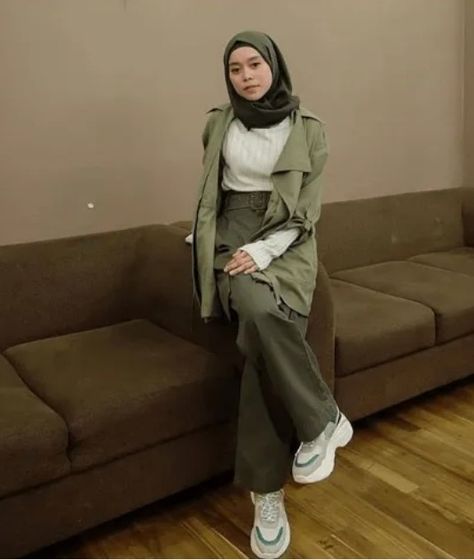 Ootd Blazer Hijab, Green Hijab Outfit, Mix And Match Colors Outfits, Army Green Outfit, Ootd Blazer, Army Outfit, College Girl Outfits, Stylish Outfits Casual, Beach Ootd