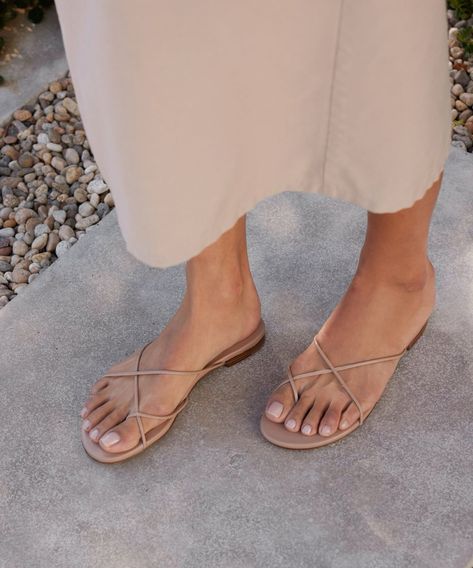 Summer Outfit Shoes, Cute Walking Sandals, Nails Foot Summer, Flat Sandals Outfit Summer, Staple Shoes For Women, Sandals Flat Outfit, Sandals To Wear With Dresses, Feet In Sandals, Strappy Sandals Outfit