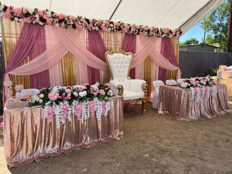 Quinceanera Backdrop Ideas Head Tables, Quinceanera Decorations Table, Quince Main Table Ideas Pink, Quinceanera Table Main, Quinceañera Main Table, Main Quinceanera Table Ideas, Quinceanera Main Table, Quince Main Table, Court Table Quinceanera