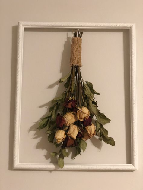 Dried Flowers Display Ideas, Dried Roses In Frame, Dried Roses On Wall, Framed Dry Flowers, Dry Roses Ideas, Dried Flowers On Wall, Dried Roses Ideas Diy, Pressed Roses Framed, Dried Roses Aesthetic