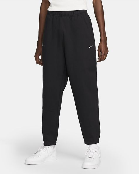 Nike Solo Swoosh Men's Fleece Trousers. Nike UK Nike Joggers Mens, Jogging Nike, Black Nike Joggers, Chuck Taylor 70, Nike Swoosh Logo, Nike Joggers, Fitted Joggers, Cuffed Pants, Active Wear Pants