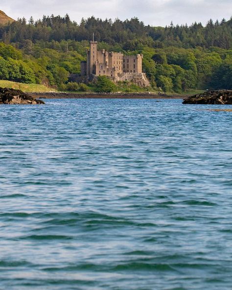 Castle lovers look no further! Dunvegan #Castle is the oldest continuously inhabited castle in #Scotland  Dunvegan, #IsleofSkye  IG/bigdondigitalpic.twitter.com/IqAWo4OTRZ Dunvegan Castle, Ancient Languages, Castles In Scotland, Beautiful Sights, Isle Of Skye, Beautiful Landscapes, Scotland, Beautiful Places, Castle