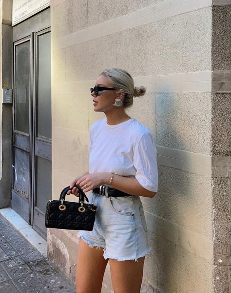 @laurajadestone instagram summer and soeing chic inspiration outfit plain tee white white shirt with denim shorts with black belt combo Denim Trousers Outfit, Blue Jean Shorts Outfit, Summer Jean Shorts Outfit, Denim Shorts Outfit Summer, Lydia Tomlinson, Laura Jade Stone, Office Outfits Women Casual, Classy Business Outfits, Jean Short Outfits