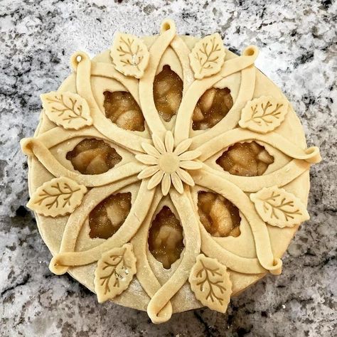 Pie Crust Art Halloween, Pie Top Designs, Pretty Apple Pie, Apple Pie Decoration, Pie Decor, Creative Pie Crust, Pretty Pie Crust, Fancy Pie Crust, Pie Crust Art