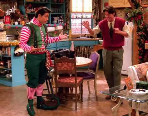 Old Christmas Movie Aesthetic, Friends Tv Christmas, Friends Christmas Episodes, Friends Show Christmas, Friends Christmas Episode, Widget Christmas, Joey And Chandler, Harry Potter Friends, Movie Christmas