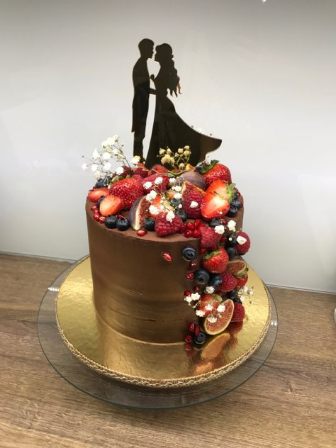 Chocolate Cake With Fresh Flowers, Chocolate Ganache Wedding Cake, Wedding Chocolate Cake, Cake Decorated With Fruit, Raspberry Wedding, Grooms Cakes, Chocolate Torte, Chocolate Wedding, Fresh Flower Cake