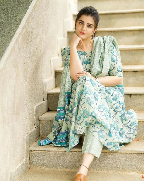 Chudithar Photo Poses, Chudidhar Photo Poses, Salwar Suit Photography Poses, Salwar Suit Poses Women, Salwar Photoshoot Poses, Kurti Poses Photography, Outfit Ideas Dressy, Simple Kurta Designs, Simple Kurti Designs