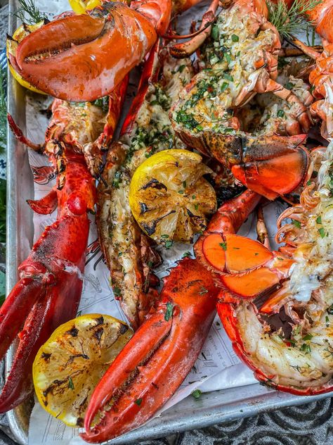 Find out how to broil whole lobsters at home. It is best to broil the lobster tails? How long to broil lobsters. Whole Lobster Recipes, Broil Lobster Tail, Cooking Lobster Tails, Fish Fried, Frozen Lobster, Lobster Dishes, Live Lobster, How To Cook Liver, Grilled Lobster