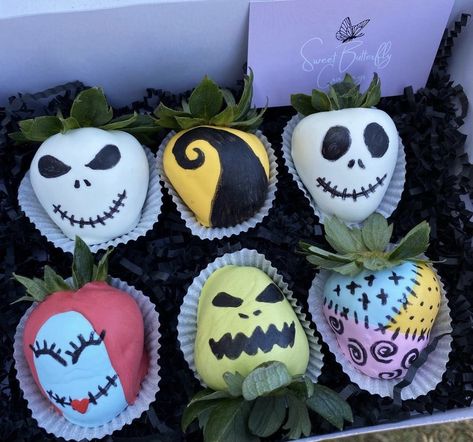 Nightmare Before Christmas Strawberries, Christmas Strawberries, Strawberry Business, Halloween Chocolate Covered Strawberries, Berry Ideas, Strawberries Ideas, Halloween Themed Desserts, Breakable Hearts, Christmas Strawberry