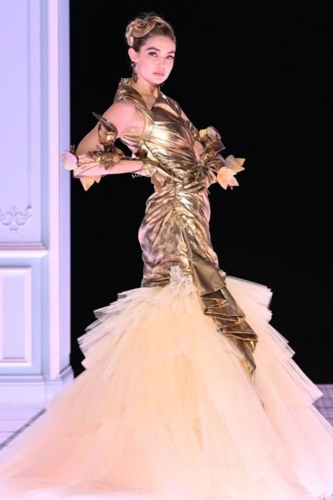 Gigi Hadid Backstage, Gigi Hadid Runway, Winter 2022 Fashion, Moschino Fashion, 2022 Fashion Show, Gigi Style, Gigi Hadid Outfits, Iconic Dresses, 2022 Fashion