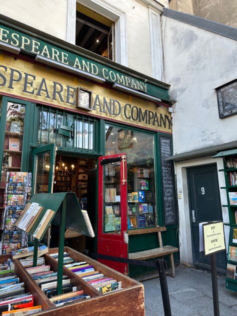 Shakespeare Bookstore Paris, Paris Shakespeare And Company, Paris Locations, Paris Aesthetics, Shakespeare And Company Paris, Royal Shakespeare Company, Shakespeare And Company, Aesthetic Shop, Paris Shopping