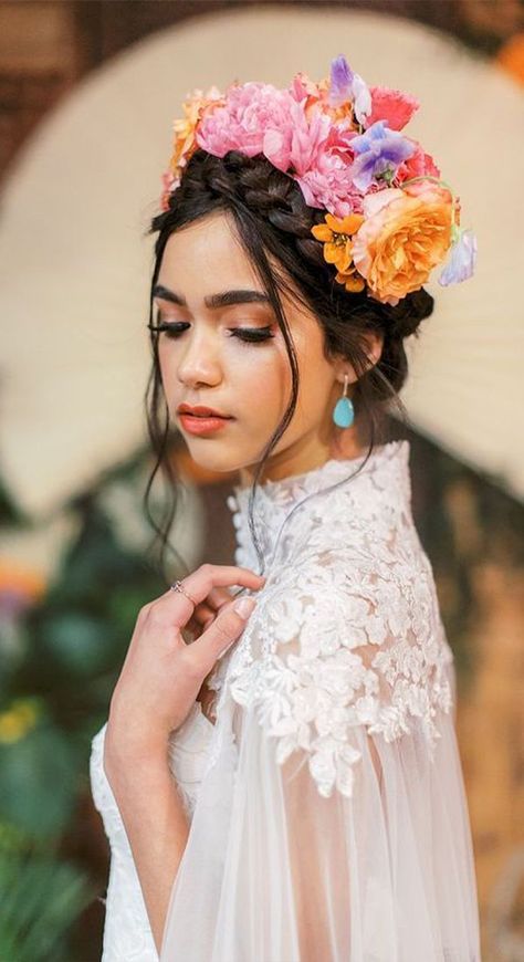 Te dejamos 8 peinados mexicanos para lucir este mes. Son muy fáciles de hacer. #peinados #peinadosmexicanos #fiestaspatrias #septiembre #15deseptiembre #peinadossencillos Mexican Hairstyles, Flowers In Her Hair, Boda Mexicana, 사진 촬영 포즈, Stylish Couple, Mexican Wedding, Bride Makeup, Romantic Weddings, Flower Crown