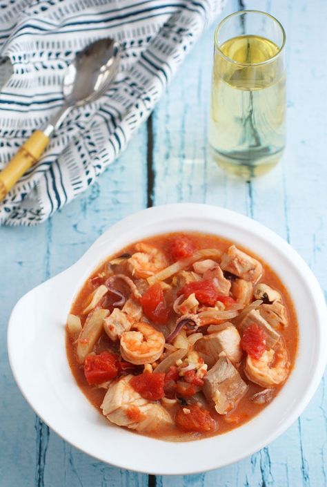 Healthy Cioppino Fish Soup at This Mama Cooks! On a Diet - thismamacooks.com Seafood Blend Trader Joes Recipes, Trader Joe’s Seafood Blend Recipe, Trader Joes Seafood Blend, Trader Joes Seafood Blend Recipe, Seafood Mix Recipes Frozen, Easy Cioppino, Italian Seafood Stew, Rustic Cooking, Seafood Stew Recipes