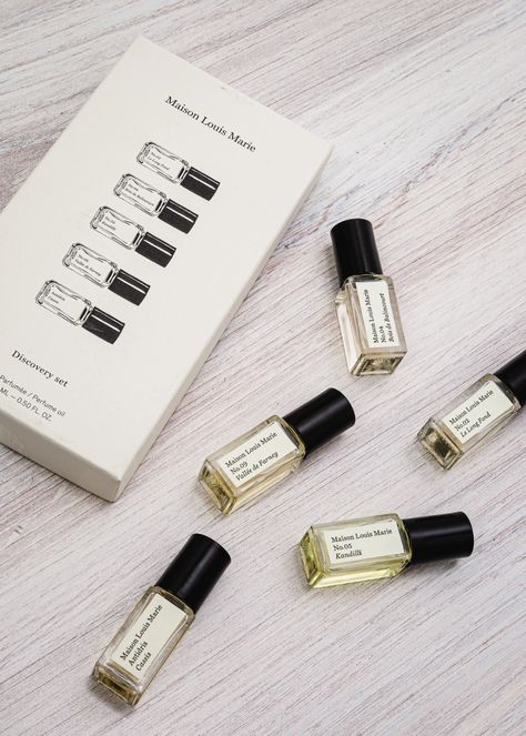 Maison Louis Marie perfume oil discovery set includes our 5 best seller fragrances:  No.02 Le Long Fond - Huile parfumée / Perfume oil No.04 Bois de Balincourt - Huile parfumée / Perfume oil No.05 Kandilli - Huile parfumée / Perfume oil No.09 Vallée de Farney - Huile parfumée / Perfume oil Antidris Cassis - Huile parfu Perfume Set Packaging, Perfume Oil Packaging Ideas, Oil Perfume Packaging, Discovery Set Perfume, Pakistani Perfumes, Perfume Bottle Label Design, Parfume Bottle Design, Perfume Oil Packaging, Perfume Box Design