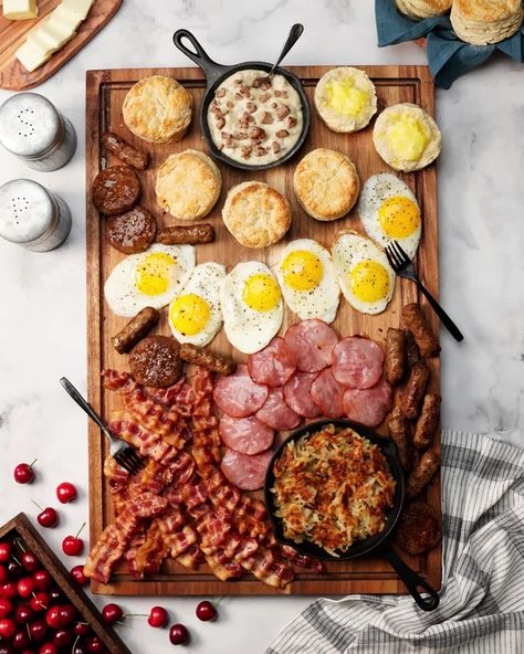 Breakfast Meat Platter, Biscuit Charcuterie Board Ideas, Biscuit Board Ideas, Big Breakfast Platter, Breakfast Graze Board, Arab Breakfast, Breakfast Board Ideas, Cabin Breakfast, Board Meals