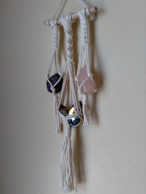 Crystal Projects, Wicca Crystals, Macrame Wreath, Art Healing, Macrame Wall Hanging Tutorial, Macrame Plant Hanger Patterns, Rock Tumbler, Crystal Holder, Macrame Weaving