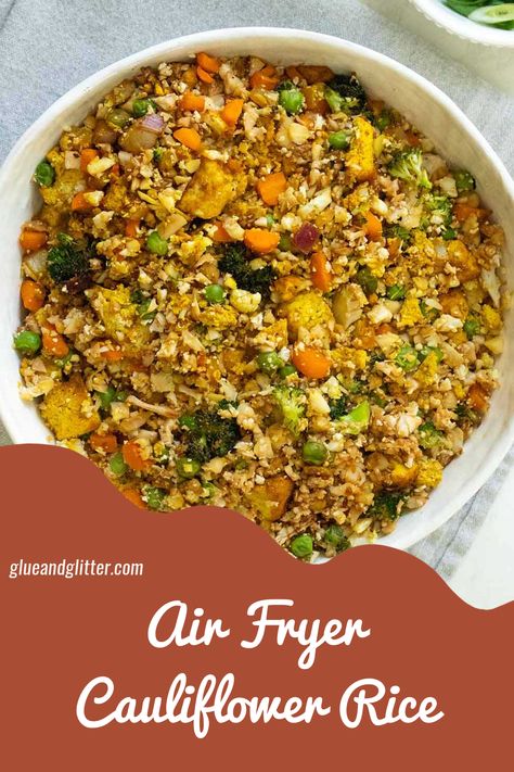 image Recipe: It is so easy to make cauliflower rice in the air fryer! Not only is air fryer cauliflower rice delicious, it's super versatile, so you can use what you have on hand. Coliflower Recipes Airfryer, Coliflower Rice Recipe, Recipes Airfryer, Make Cauliflower Rice, Air Fryer Cauliflower, Air Fryer Healthy, Healthy Vegetarian, Family Friendly Meals, Cauliflower Rice