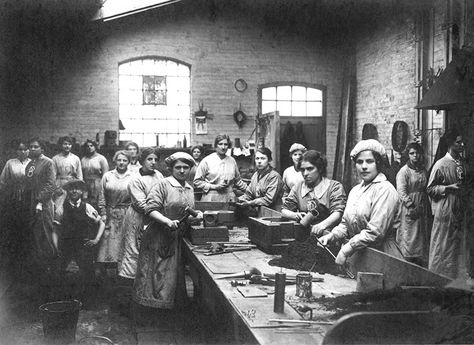 Hull England, Vintage Factory, Kingston Upon Hull, Welfare State, Engineering Works, East Yorkshire, British Women, Library Services, British Soldier