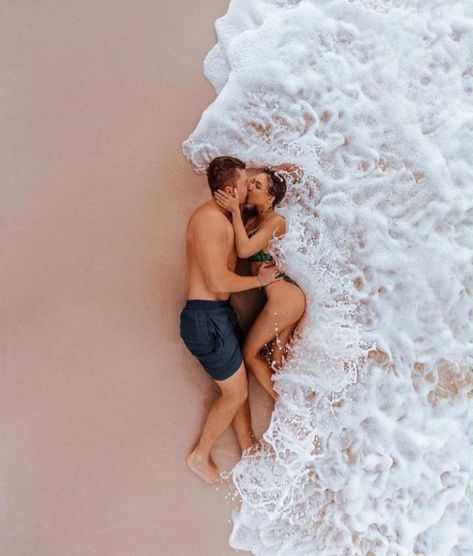 Engagement Pictures Beach, Fashion Milano, Couples Beach Photography, Couple Beach Pictures, Couple Beach Photos, Romantic Quotes For Her, Black Love Couples, Bride Photography, Photo Couple