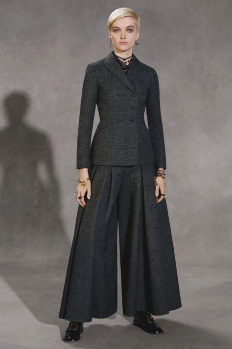 Christian Dior Pre-Fall 2018 Collection - Vogue Design Moda, Retro Mode, Star Wars Party, Raincoats For Women, Vogue Russia, 가을 패션, Fashion 2018, Fall Fashion Trends, Fashion Show Collection