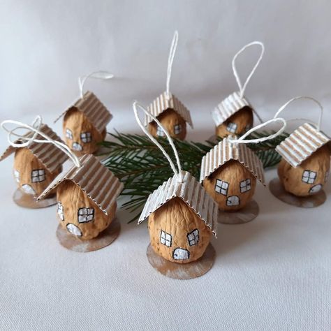 Walnut Shell Crafts, Diy – Velikonoce, Christmas Hand Painted, Ideas For Easter Decorations, Ideas For Easter, Wooden Houses, Easter Decorations Kids, Autumn Crafts, Church Ideas