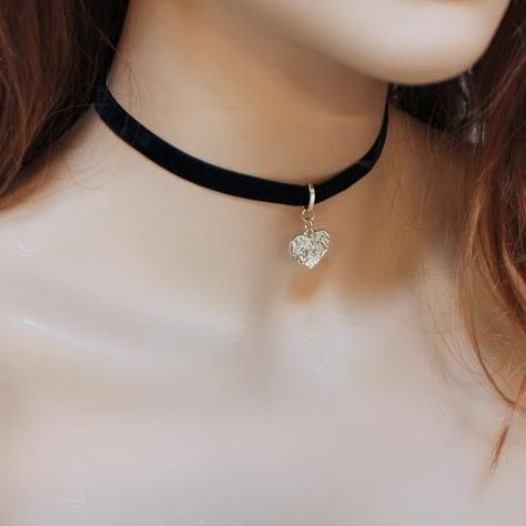 Black Choker Aesthetic, Chokers Aesthetic, Gold Heart Choker, Kalung Choker, Penyimpanan Makeup, Choker Simple, Black Velvet Choker Necklace, Vestiti Edgy, Velvet Choker Necklaces