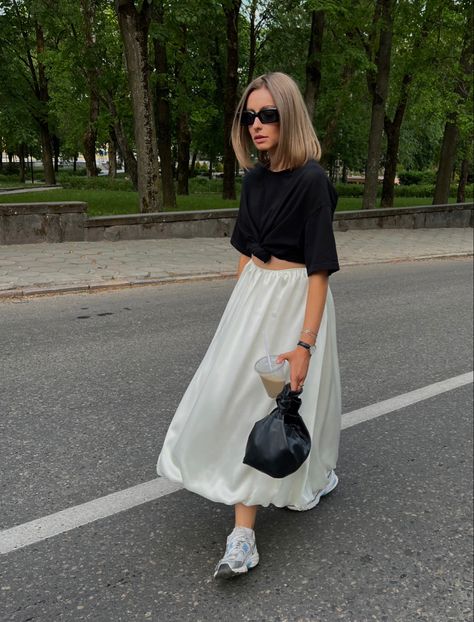 balloon skirt Cream Skirt Outfit, White Skirt Outfits, Balloon Skirt, Daily Outfit Inspiration, Casual Outfit Inspiration, Bubble Skirt, White Skirt, Fall Fashion Outfits, Looks Style