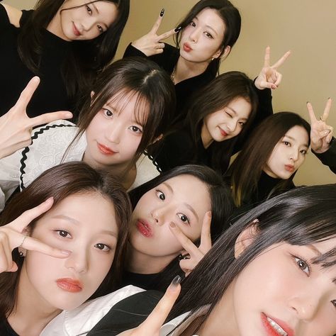 fromis_9 ot8 group photo selca Fromis_9 Group Photo, Fromis 9 Icons, Who Runs The World, Group Photo, Pledis Entertainment, Group Photos, Kpop Girl Groups, South Korean Girls, Photo Cards