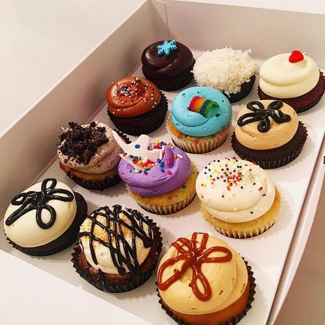 Georgetown Cupcake on Instagram: “#sundaynight #dessert 😍” White Icing Cupcakes, Cupcake Aesthetic, Normal Cake, Dc Cupcakes, Icing Cupcakes, Georgetown Cupcakes, Cupcake Inspiration, Candy Drinks, Sweet Treats Desserts