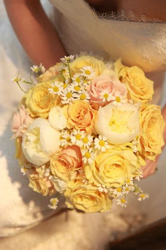 Yellow rose and peony bouquet Loose Bouquet, Prom Bouquet, Peach Bouquet, Flower Boquet, Yellow Peonies, Yellow Bouquets, Wedding Color Combos, White Wedding Bouquets, Diy Wedding Bouquet