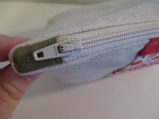 Tutorial for zip ends Lined Zipper Pouch, Sew Zipper, Zipper Pouch Tutorial, Sewing 101, Pouch Tutorial, Sewing Purses, Sewing Tips, Quilted Bag, Sewing Basics