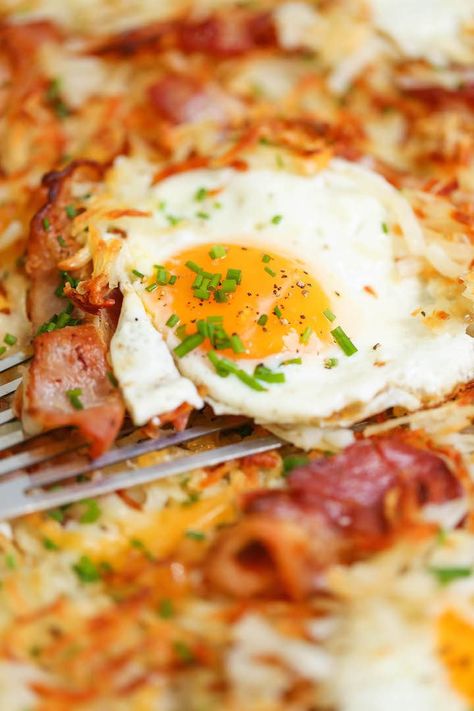 Sheet Pan Breakfast, Breakfast With Eggs, Egg Breakfast Recipes Easy, Breakfast Casserole Bacon, Easy Brunch Recipes, Healthy Brunch, Full Breakfast, Easy Brunch, Hash Browns