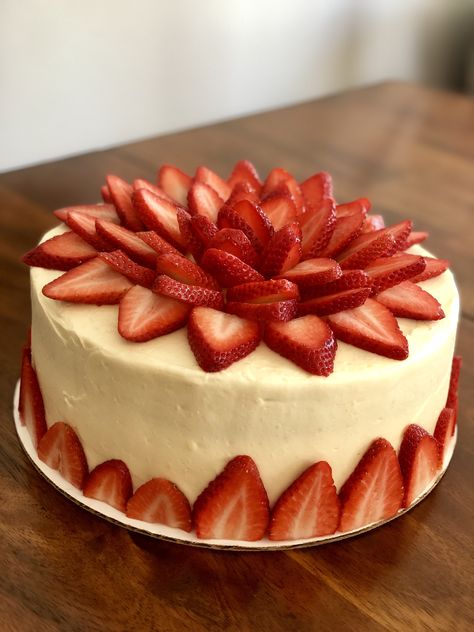 Cheesecake Decoration Strawberry, Cake Decorated With Strawberries Simple, Decorate Strawberry Cake, Strawberries Cake Decoration, Strawberry Cake Decorations Design, Strawberry Cake Ideas Decorating, Strawberry Cheesecake Birthday Cake, Cake Decorating With Strawberries, Cake Decorating Strawberries