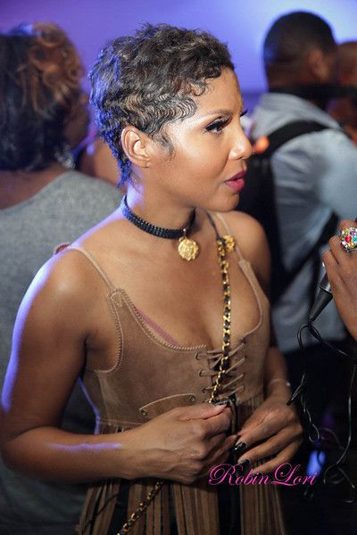 Toni Braxton Short Hair 90s Pixie Cuts, Toni Braxton 90s Outfits, Toni Braxton Short Hair, Diva Hairstyles, Bandana Hairstyles For Long Hair, Short Platinum Blonde Hair, Low Maintenance Short Haircut, Finger Wave Hair, Twa Hairstyles