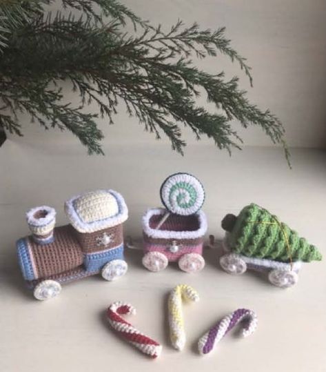 Train Amigurumi – Free pattern – Carmen Crochet Crochet Vehicles, Crochet House, Crochet Christmas Ornaments Free, Crocheted Toys, Crochet Xmas, Pola Amigurumi, Crochet Animals Free Patterns, Crochet Ornaments, Crochet Amigurumi Free Patterns