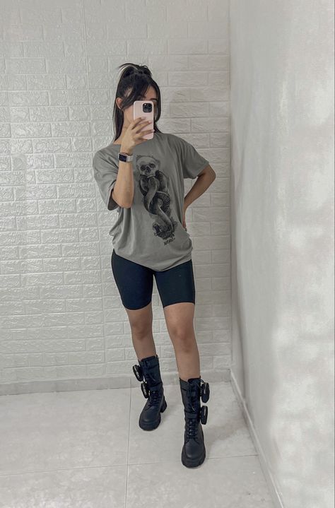 Outfit combat boots biker shorts Combat Boots With Shorts, Outfit Combat Boots, Combat Boots Shorts, Combat Boot Outfits, Boots Biker, Biker Shorts Outfit, Shorts Outfit, Cute Fits, Biker Shorts