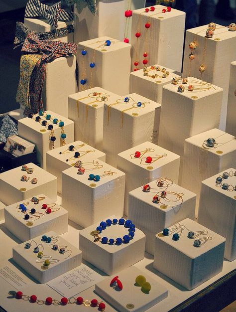 Prendas Jewelry Display Ideas, Creative Jewelry Displays, Silver Shawl, Jewelry Booth, Jewerly Displays, Jewellery Exhibition, Diy Display, Craft Stalls, Diy Jewelry Display