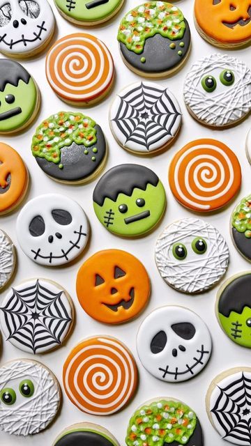 Round Halloween Sugar Cookies, Halloween Decorated Cookies, Halloween Cookie Decorating, Graceful Baker, Biscuits Halloween, Galletas Halloween, Halloween Sugar Cookies Decorated, Easy Halloween Cookies, Postres Halloween