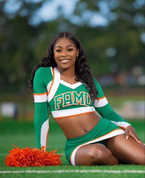 Cheerleader Photoshoot Poses, College Cheer Poses, Famu Cheer, Media Day Poses Cheer, Cheer Poses For Pictures, Cheer Media Day Poses, Cheerleader Photoshoot Ideas, Cheerleader Photoshoot, Cheer Photo Poses