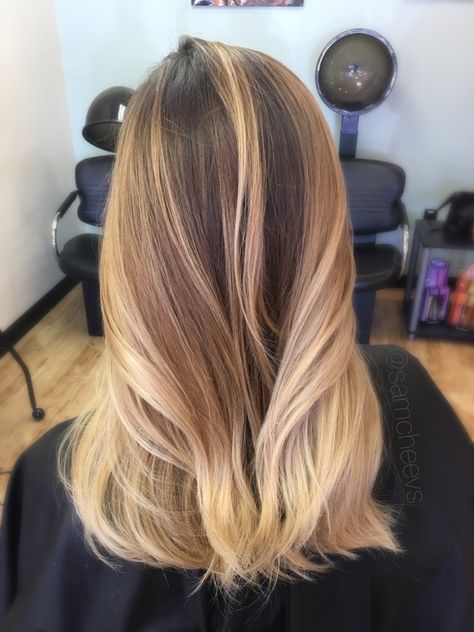 Platinum Ends Dark Roots, Dark Blonde To Light Blonde Ombre, Golden Blonde Dark Roots, Honey Blonde Balayage Dark Roots, Blonde Hair With Lowlights Fall, Golden Blonde Hair With Dark Roots, Honey Blonde Dark Roots, Honey Blonde With Dark Roots, Dark Roots Light Ends