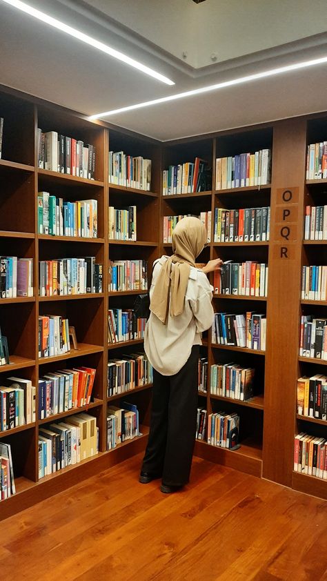 Hijabi Library Outfit, Library Aesthetic Outfit, Aesthetic Hijabi, Library Aesthetic, Beige Outfit, Pretty Star, Cozy Aesthetic, Hijabi Girl, Autumn Cozy