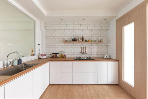 9 HDB Kitchen Designs In Singapore That Are Magazine Cover Worthy Kitchen Ideas Hdb, Kitchen Ideas Scandinavian, Friends Over For Dinner, Hdb Kitchen, Zen Kitchen, Interior Design Institute, Interior Design Singapore, Hall Interior, Kitchen Room Design