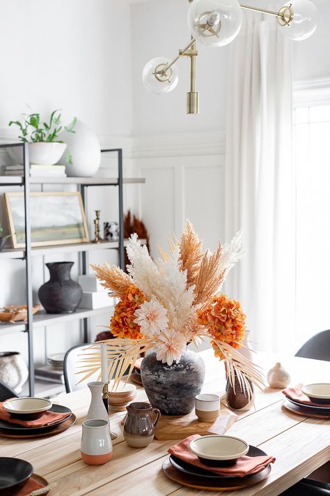 Craftberry Bush | Modern Fall Tablescape | https://www.craftberrybush.com Kitchen Table Decor Ideas, Fall Kitchen Table Decor, Fall Table Decor Ideas, Fall Kitchen Table, Fall Dining Room Decor, Fall Dining Table, Modern Fall Decor, Modern Farmhouse Table, Autumn Dining