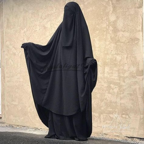 Burqa Fashion, Outfit Cowo, Mode Niqab, Muslim Women Clothing, Muslim Outfit, Army Couple Pictures, Denim Repair, Muslimah Outfit, Niqab Fashion