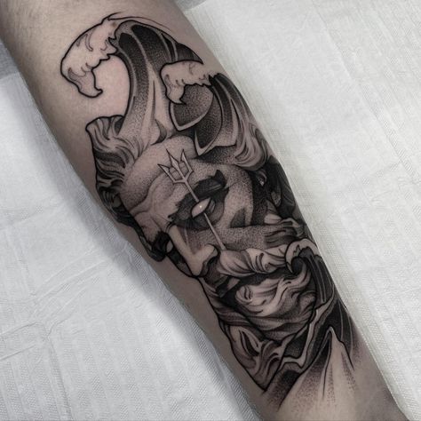 Poseidon Tattoo Blackwork #drawing #instagram #blackwork #animetattoo #tatuagem #tattooideas #whipshading #ink #tattoodesign #tattoodrawing #blacktattoo #tattooart #tattoosforwomen #tattoosformen #geektattoo #geek #drawing #blackworktattoo #poseidon #poseidontattoo Posídeon Tattoo, Poseidon Tattoo Design Greek Mythology, Geek Mythology Tattoo, Stippling Tattoo, Viking Tattoo Sleeve, Poseidon Tattoo, Drawing Instagram, Surreal Tattoo, Planet Tattoos