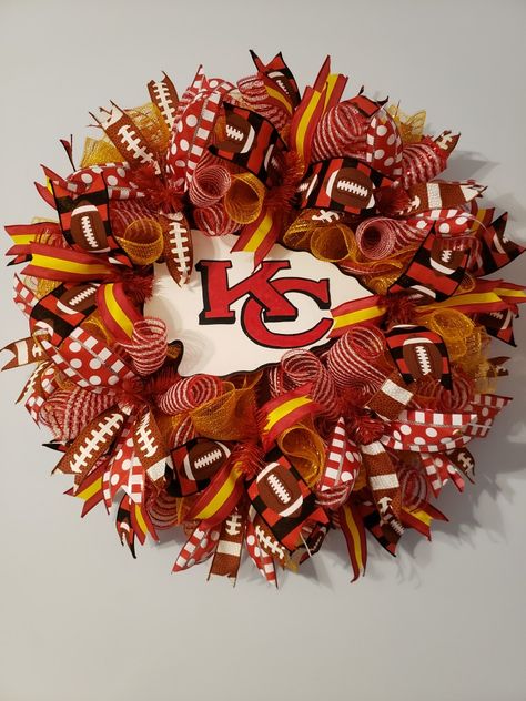 Kc Chiefs Wreath, Chiefs Wreath Diy, Chiefs Wreath, Chiefs Decor, Football Wreath Diy, Chiefs Crafts, Sports Wreath, Clothespin Wreath, Ribbon Wreaths