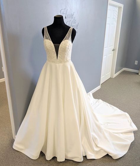 Wedding Gown Preservation, Bride Guide, Heart To Heart, Plus Size Wedding, Wedding Dress Shopping, How To Make Notes, Shopping Hacks, Dream Dress, Sleeveless Wedding Dress