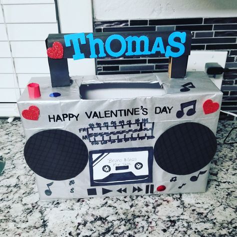 Boom Box Valentine Box Ideas, Guitar Valentines Box For Kids, Music Valentine Box Ideas, Boombox Valentine Box Ideas, Boom Box Valentines Boxes, Boom Box Diy, Diy Boombox, Valentine's Boxes, Diy Valentines Box