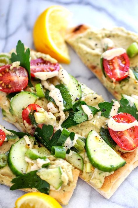 Hummus-Veggie Naan Pizza www.chipsandpepper.com #pizza #mediterranean #lunchrecipes #veggies Herb Hummus, Naan Pizzas, Sandwich Spread Recipes, Naan Pizza Recipes, Cucumber Sandwich, Pizza Pepperoni, Naan Pizza, Cold Sandwiches, Naan Recipe