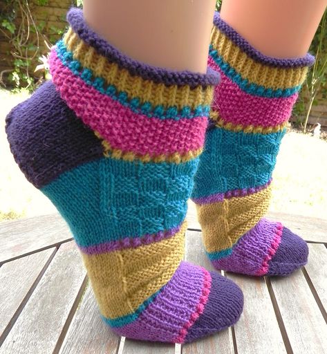 Ravelry: Alster by Birgit Ka Knitted Booties, Sock Knitting Patterns, Crochet Socks, Slippers Pattern, Knitting Videos, Free Socks, Sock Patterns, Patterned Socks, Wool Socks